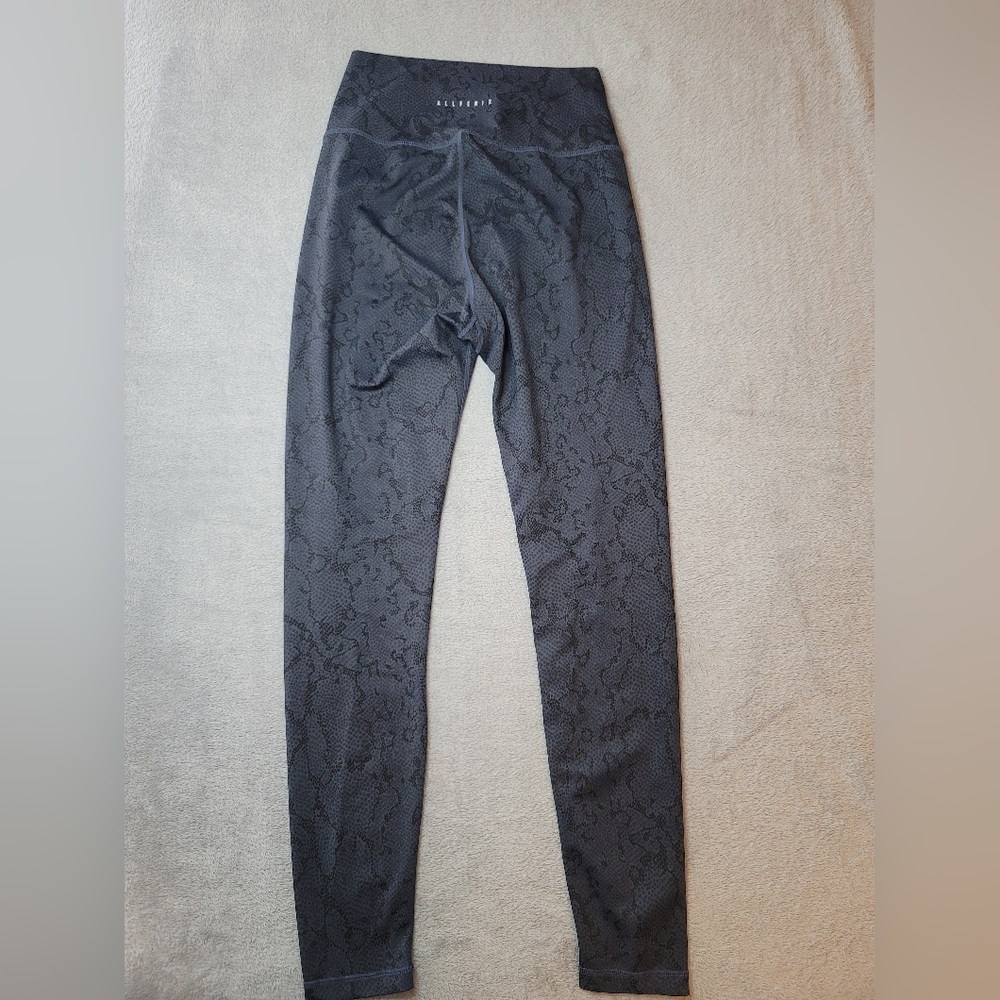 All Fenix Python Charcoal Snake Print Leggings - Size M - Picture 3 of 11